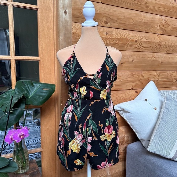 HAYDEN LA Black Floral Print Keyhole Halter Neck Shorts Romper Womens size Small - Picture 3 of 10